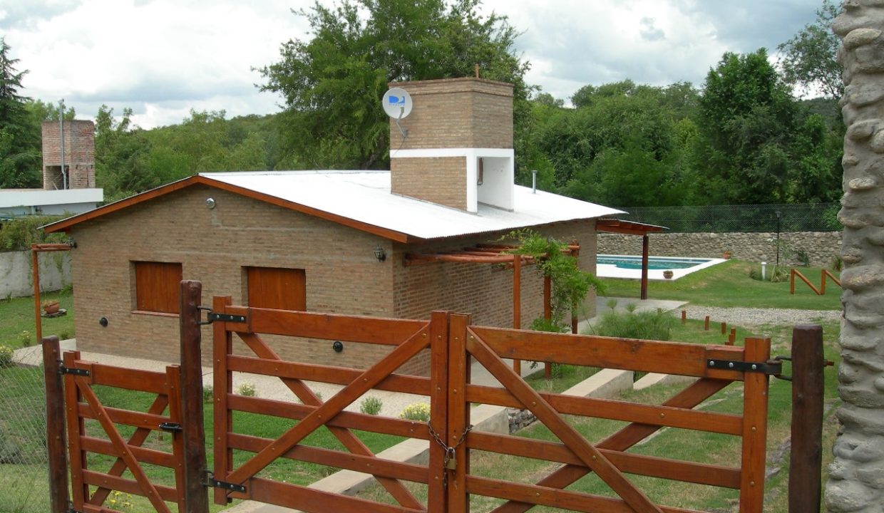 VENTA CASA SOBRE RÍO LOS AROMOS (1)