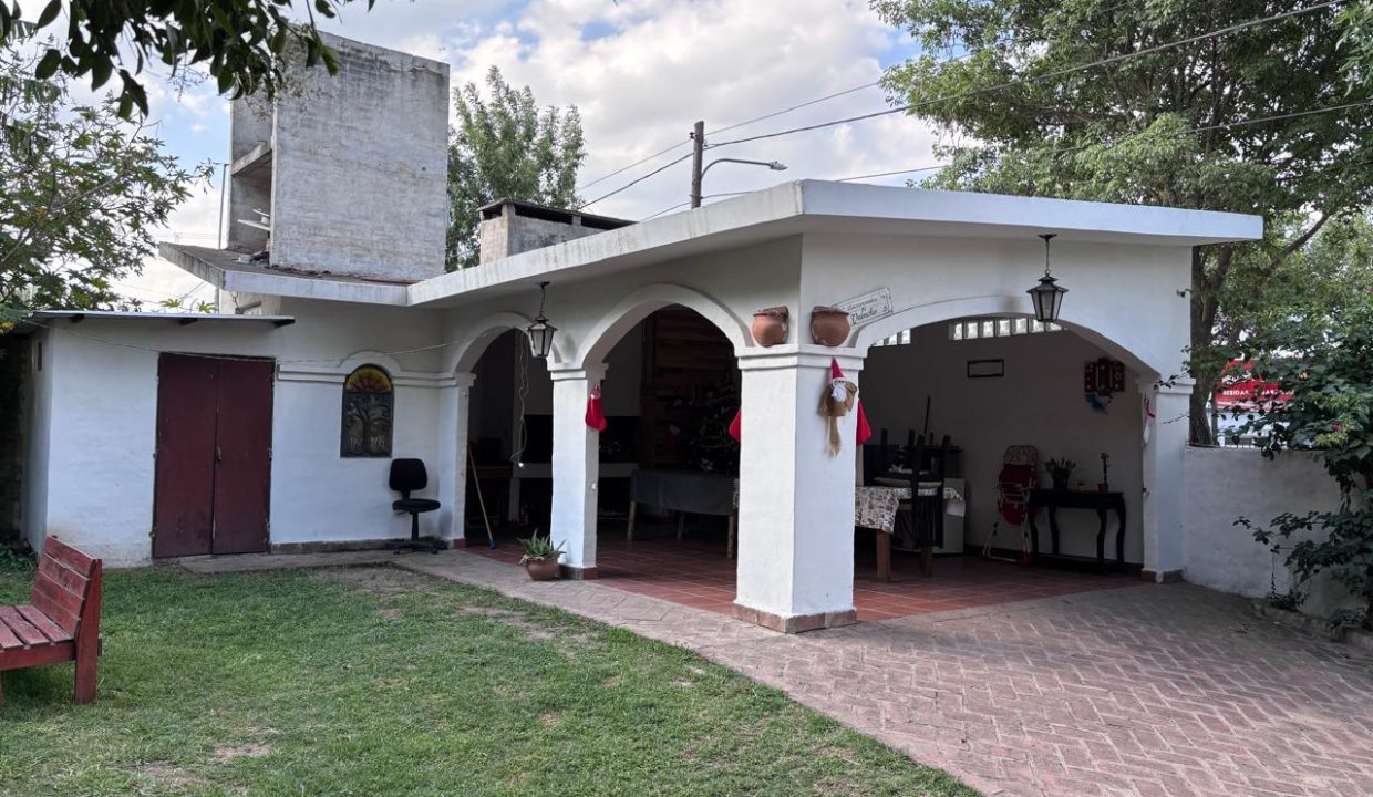 CASA EN VENTA ALTA GRACIA CALLE LUCIO V ROSSI B NORTE (9)