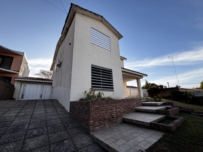 CASA IMPONENTE EN ALTA GRACIA A MTS SIERRAS HOTEL