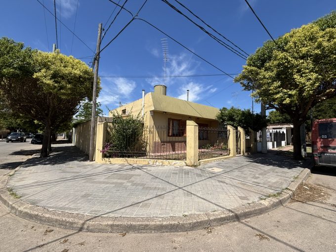 CASA EN BARRIO CÁMARA-ALTA GRACIA-BRASIL ESQUINA ITALIA